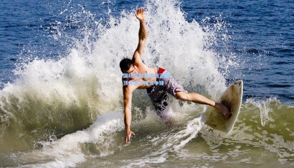 国际帆船赛激战正酣 顶尖选手逐浪争锋