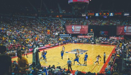 德甲联赛激战正酣，拜仁慕尼黑紧追领头羊勒沃库森